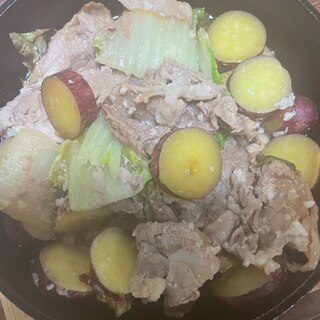 豚肉とサツマイモ、ハクサイのスキレット蒸し